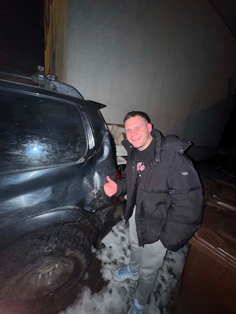 Kacper przy uszkodzonym SUV-ie