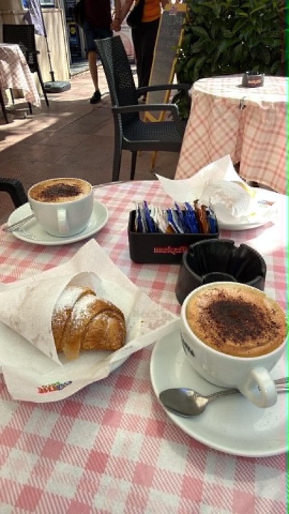 Kawa i croissant na tarasie