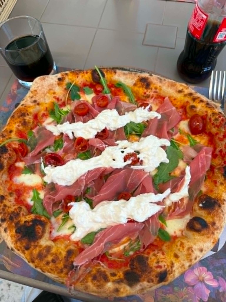 Pizza z prosciutto i rukolą