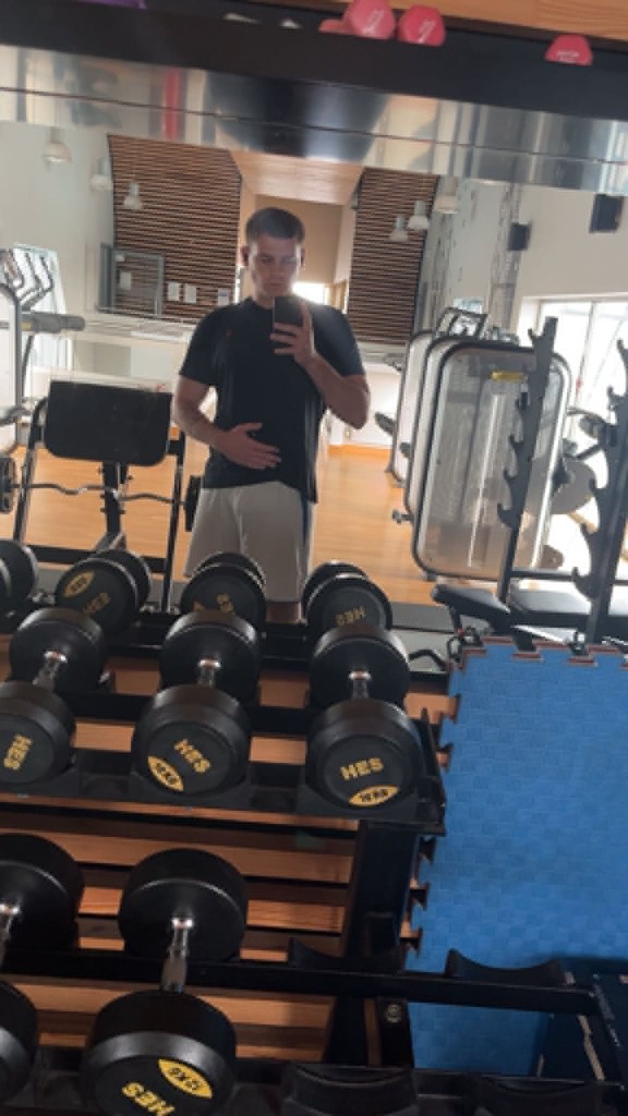 Selfie na siłowni w lustrze